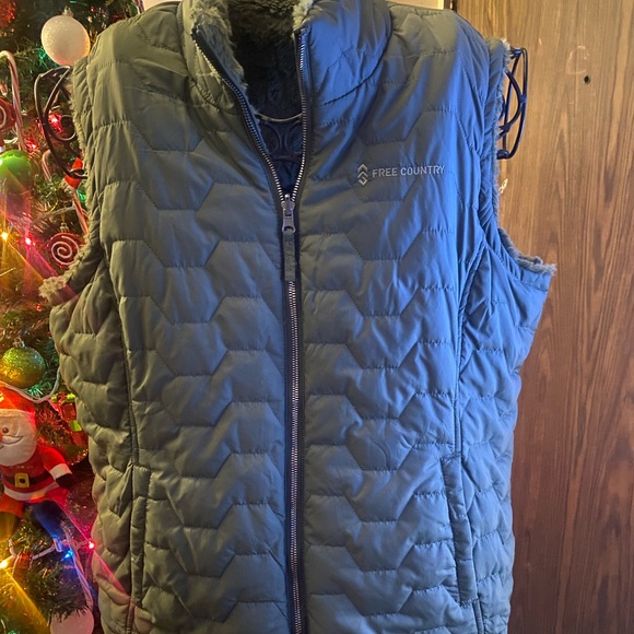 Woman’s reversible Free Country Vest - Picture 11 of 11